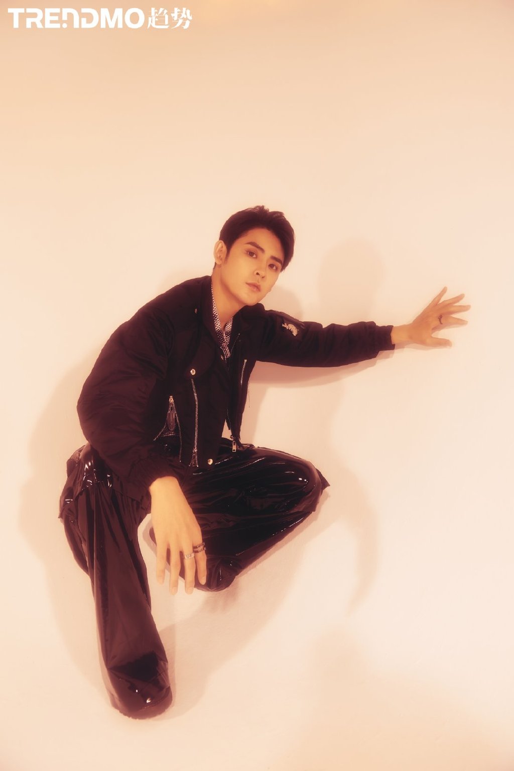 李欣泽未来感帅气写真图片1012