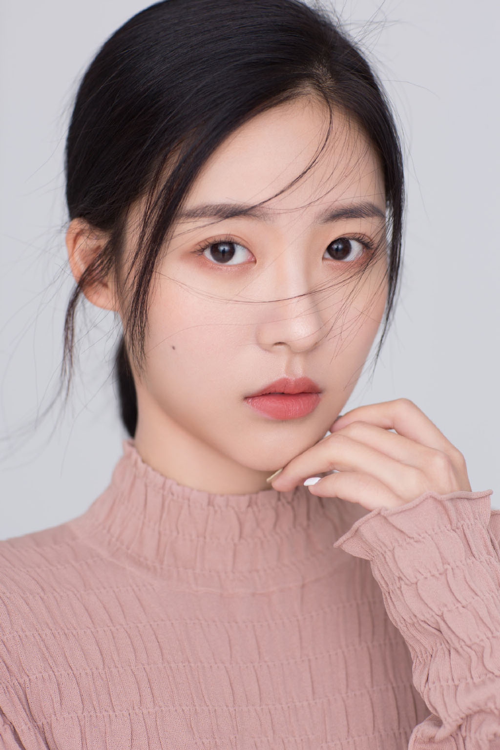 简介:snh48孙芮粉色毛衣简约甜美写真图片,分享一组孙芮图片给大家,图