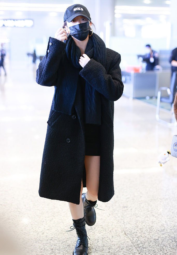 孔雪儿毛呢大衣时尚俏丽机场照图片24