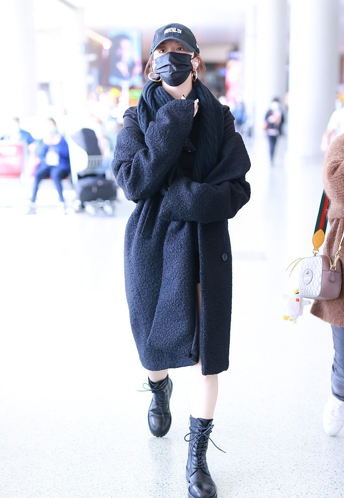 孔雪儿毛呢大衣时尚俏丽机场照图片44