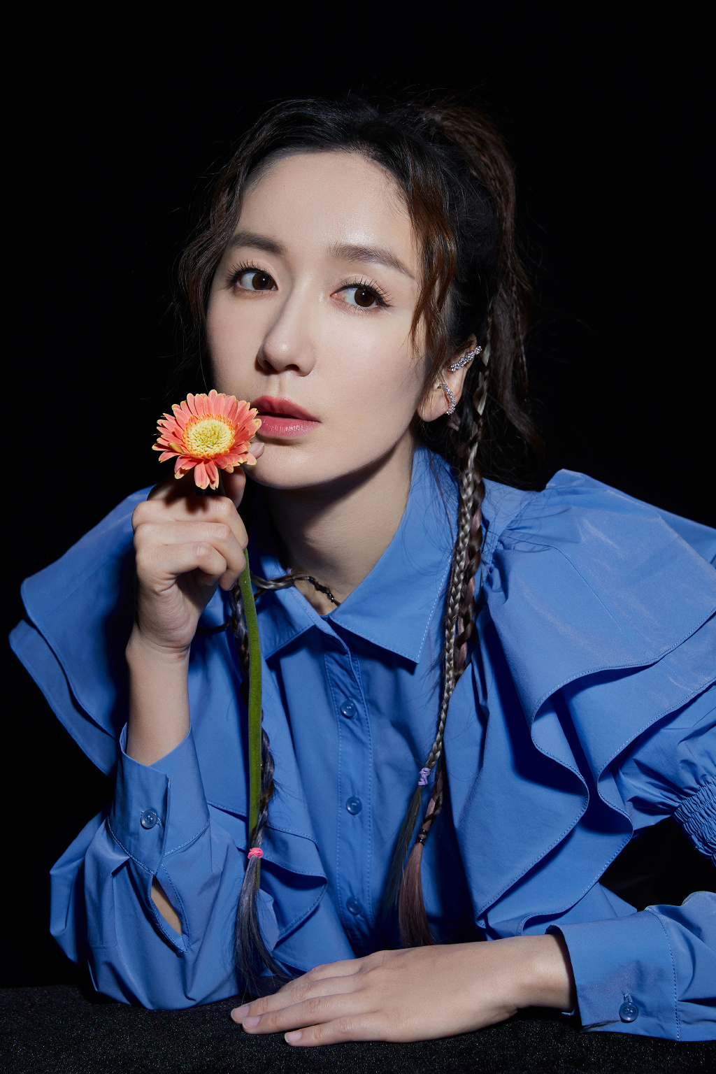 娄艺潇立体花边衬衫写真图片810