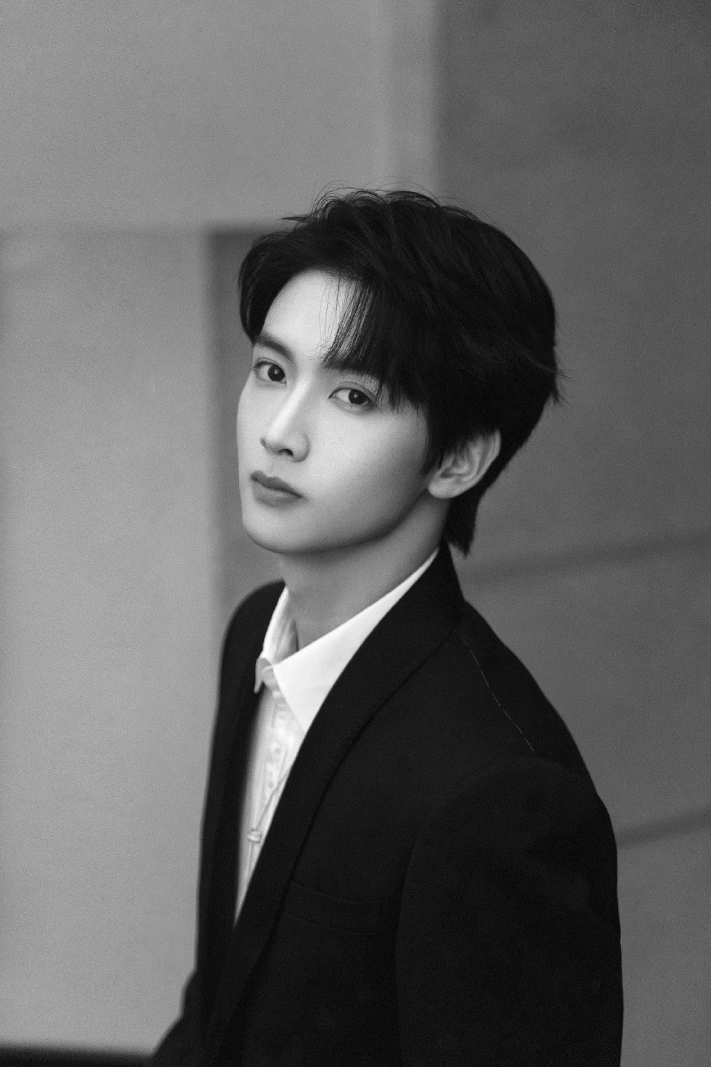 陈宥维黑色西装帅气写真图片36