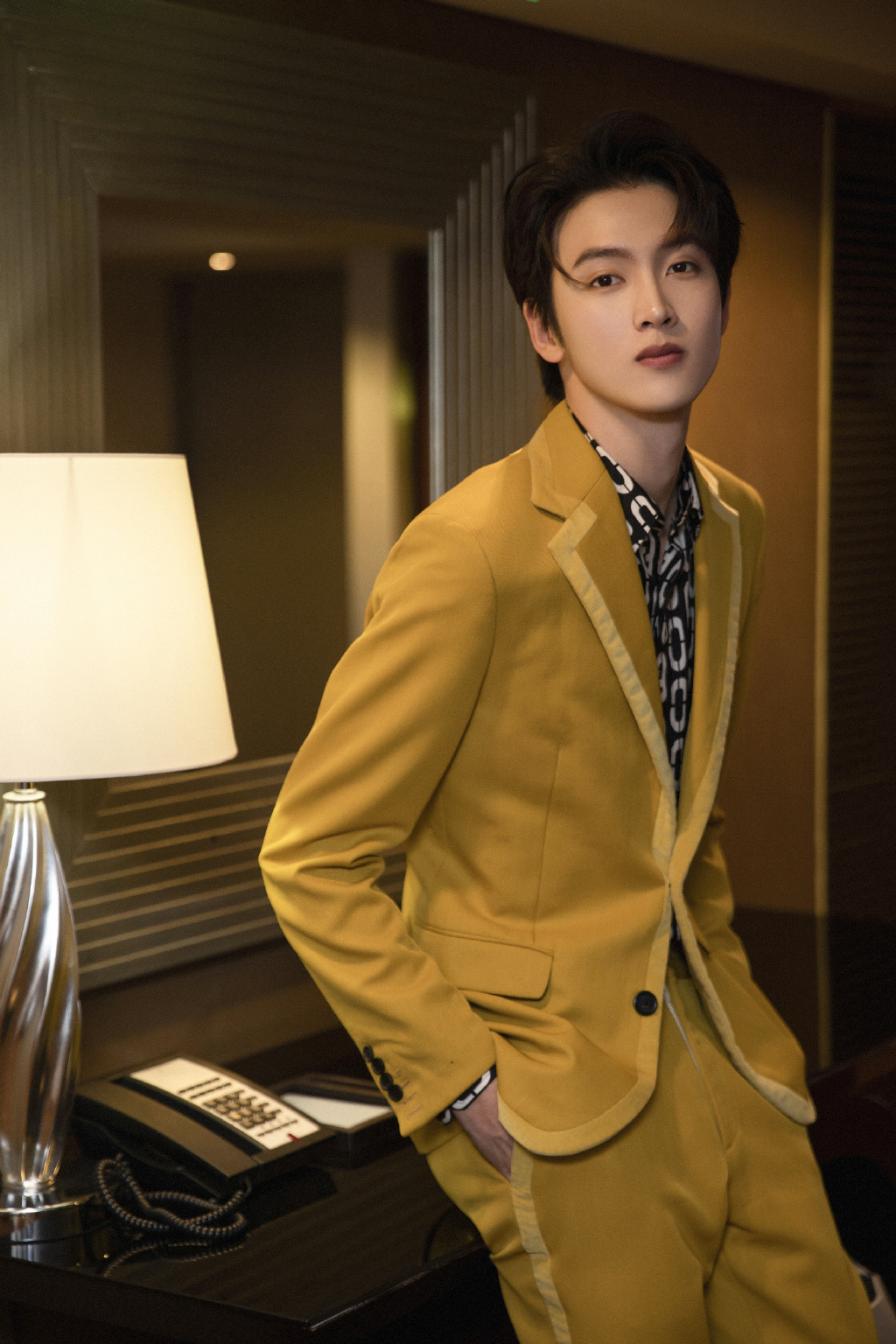 陈宥维姜黄色西装帅气写真图片14