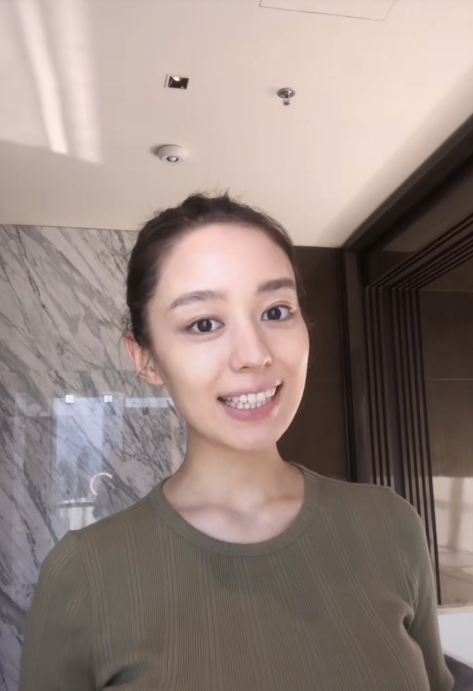 吉娜素颜丸子头清纯甜美自拍图片29