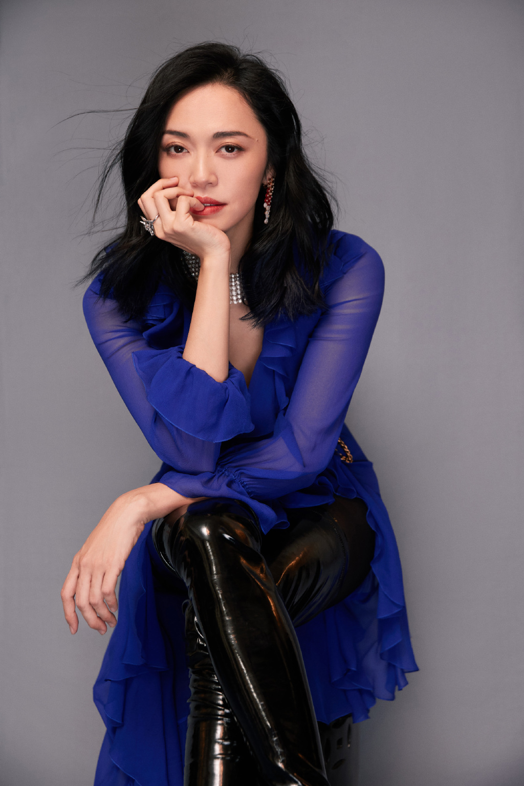 简介:姚晨紫色透视长裙性感写真,分享一组姚晨图片给大家,图中的明星