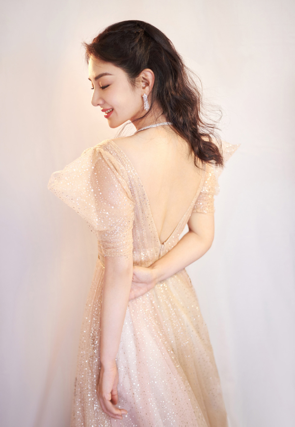 简介:黄奕裸色闪片长裙美艳动人写真图片,分享一组黄奕图片给大家,图