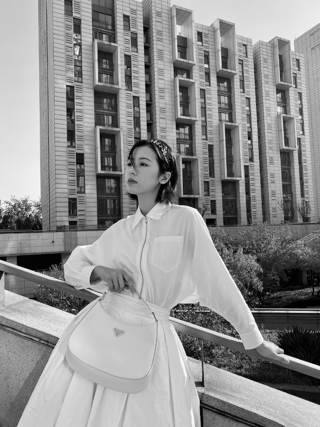 周雨彤白裙优雅黑白写真图片26