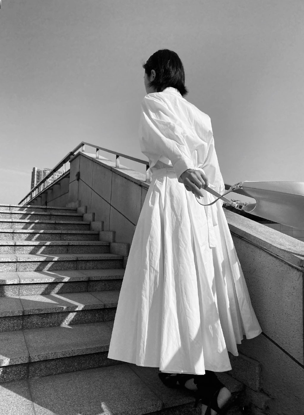 周雨彤白裙优雅黑白写真图片56