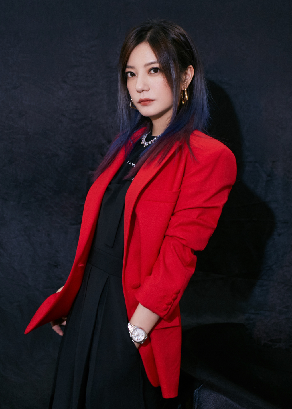 赵薇典红黑西装干练优雅写真613